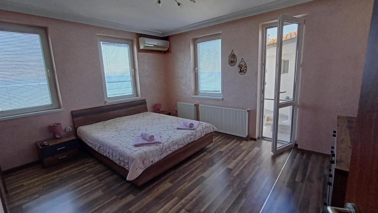 Nikolovi Home Apartments Pomorie Exteriör bild