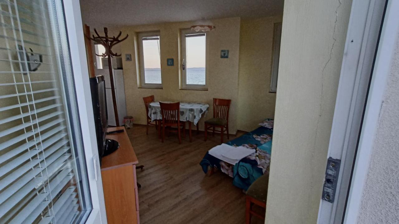 Nikolovi Home Apartments Pomorie Exteriör bild