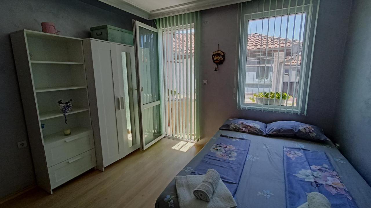 Nikolovi Home Apartments Pomorie Exteriör bild